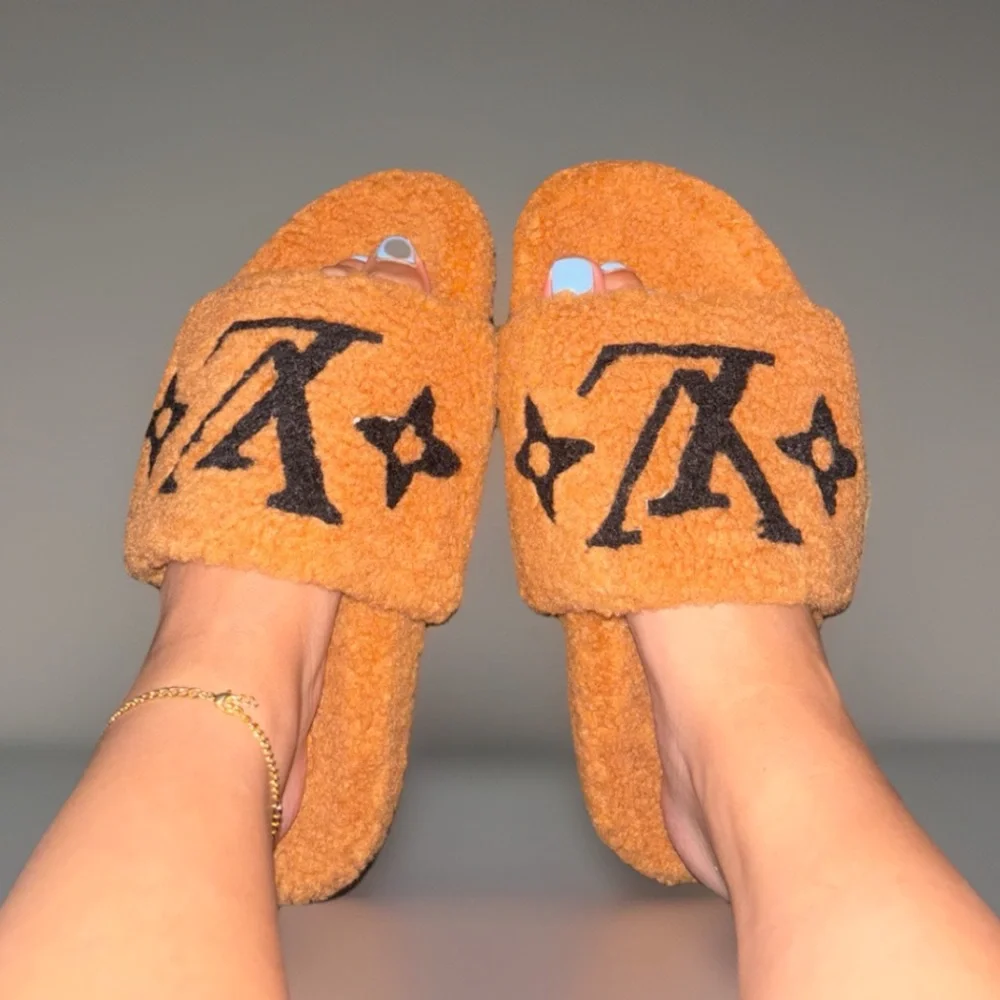 Luxury Tan slides size 8 used once no longer wanted QR code attached - Picture 4 of 5